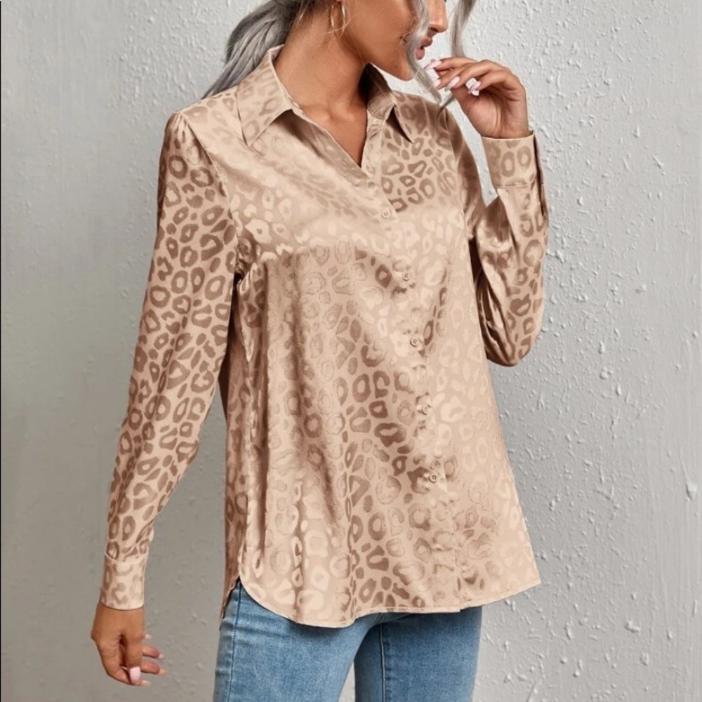New leopard print button down top - Picture 2 of 4